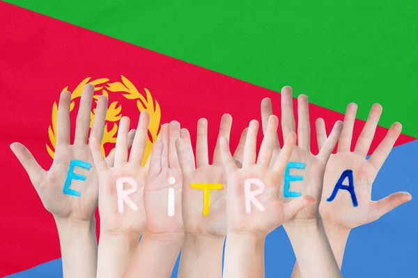 Felirat Eritrea a gyermekek kezébe a háttérben egy integetett zászló az Eritrea — Stock Fotó