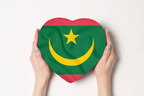 Drapeau de Mauritanie sur une boîte en forme de coeur dans une main féminine. Fond blanc — Photo