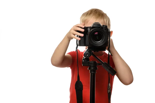 Blonďák fotografuje s SLR kamerou. Pohled zepředu. Bílé pozadí, izolace — Stock fotografie