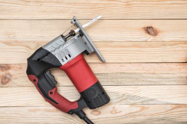 Açık kahverengi ahşap bir masanın üzerinde yatan elektrikli yapboz. Ahşap. Doğrudan yukarıda, kopyalama alanı.