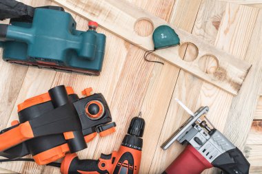 Ahşap işleme ve iş parçası için el ahşap elektrikli el aletleri seti hafif ahşap arka plan üzerinde yatıyor. Yakın çekim