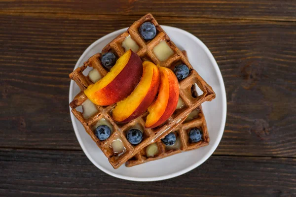 Chocolate waffles belgas com frutas e bagas. Delicioso pequeno-almoço. Close-up — Fotografia de Stock