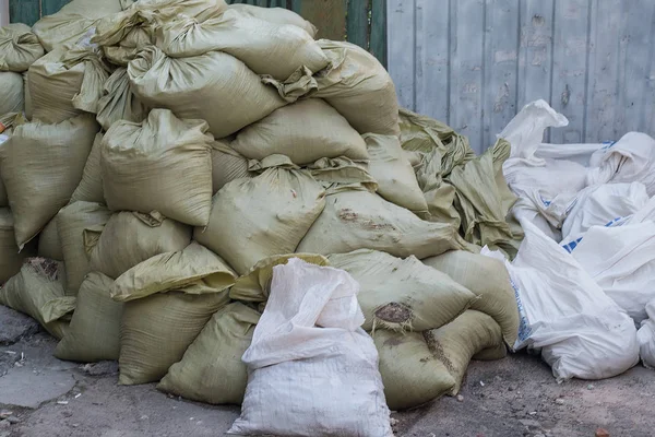 Montón de bolsas de basura llenas. Vertedero en la ciudad —  Fotos de Stock