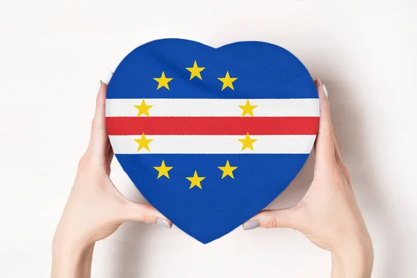 Bandera de Cabo Verde en una caja en forma de corazón en manos femeninas. Fondo blanco —  Fotos de Stock