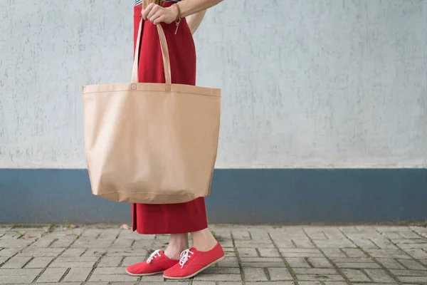 Nagy öko táska vásárló. Fiatal nő. Lemezterület másolása — Stock Fotó