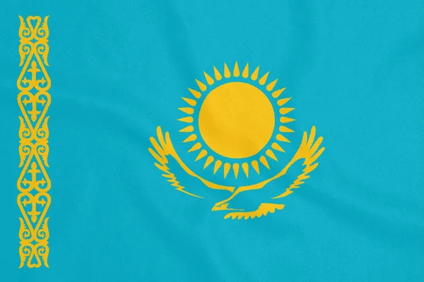 Drapeau du Kazakhstan sur tissu texturé. Symbole patriotique — Photo