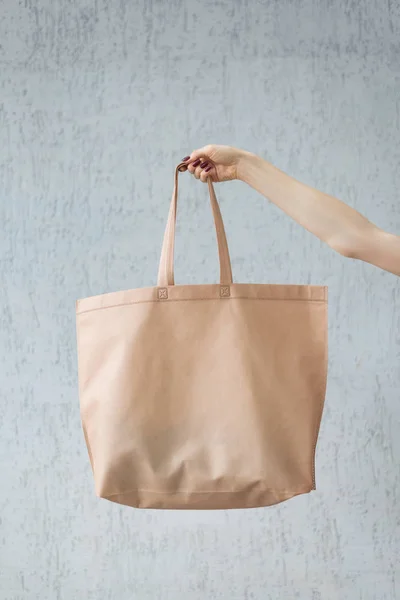 Grote Eco Shopping Bag in de hand van een jonge vrouw. Kopieer ruimte. Witte achtergrond — Stockfoto