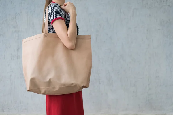 Velká ekologická nákupní taška na rameni mladé ženy. Prostor návrhu — Stock fotografie