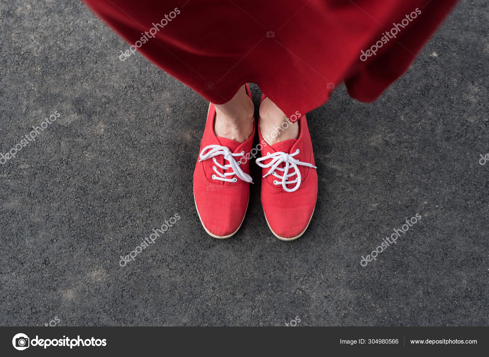 Frauenfusse In Roten Turnschuhen Auf Dem Burgersteig Blick Von Oben Stockfotografie Lizenzfreie Fotos C Somemeans 304980566 Depositphotos