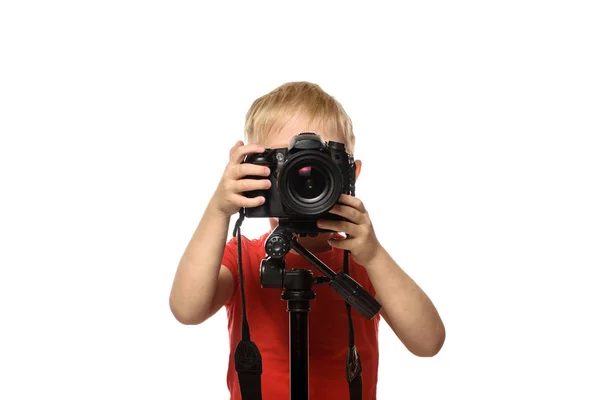 Ragazzo biondo scatta foto con una fotocamera reflex. Vista frontale. Fondo bianco, isolare — Foto Stock