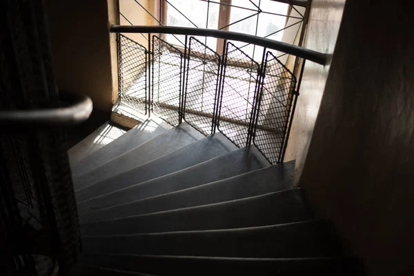 Spannweite einer alten Wendeltreppe mit Holzstufen — Stockfoto