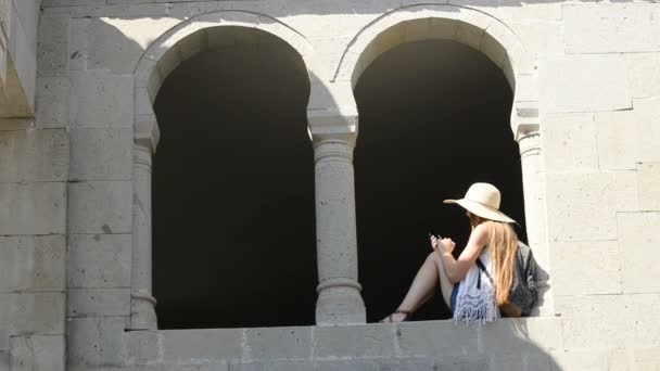 Jeune Femme Dans Chapeau Avec Sac Dos Fait Selfie Assis — Video