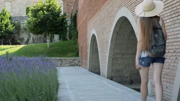 Jeune Femme Dans Chapeau Avec Sac Dos Marche Long Des — Video