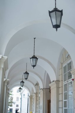 Kemerli ışık sütunları ve vintage ferforje sokak lambaları