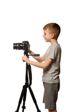 Schoolboy Dslr kamera video çekiyor. Yan görünüm. Beyaz arka plan, izole