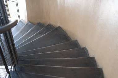 Ahşap basamaklı eski bir spiral merdivenin span