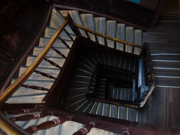 Antigua escalera de un edificio de varios pisos. Directamente arriba —  Fotos de Stock