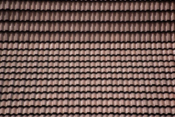 Керамическая крыша из глиняной плитки. Фон и текстуры — стоковое фото