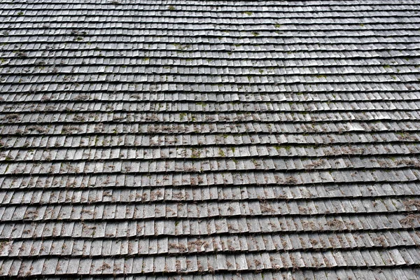 Telhado velho feito de tábuas de madeira cinza. Fundos e texturas — Fotografia de Stock
