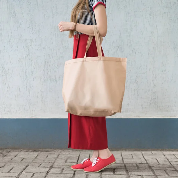 Fiatal nő, nagy öko táska a vásárló a kezét. Lemezterület másolása — Stock Fotó