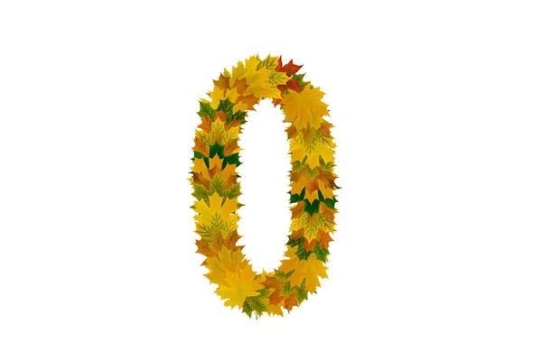 Цифра 0 от осенних листьев клена выделена на белом фоне. Алфавит из зеленых, желтых и оранжевых листьев — стоковое фото