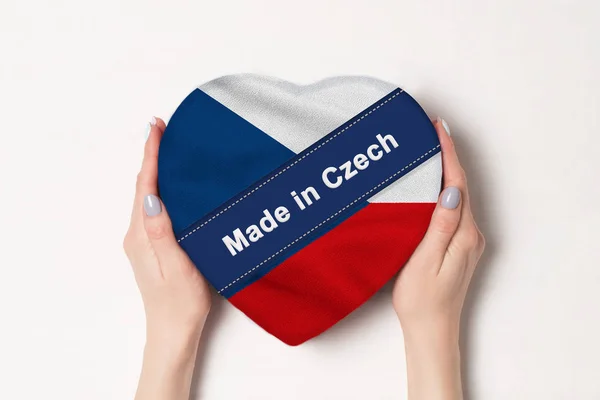 Inscrição Feita em checo Bandeira de Czech. Mãos femininas segurando uma caixa em forma de coração. Fundo branco . — Fotografia de Stock