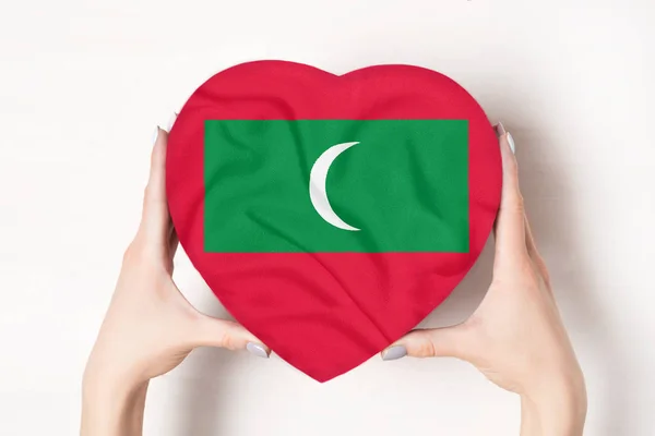 Flag of Maldives on a heart shaped box in a female hands. White background — Stockfoto