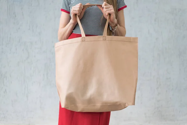 Velká ekologická nákupní taška v rukou mladé ženy. Prostor návrhu — Stock fotografie