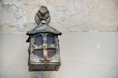 Hafif çatlak duvarda antika metal sahte duvar lambası