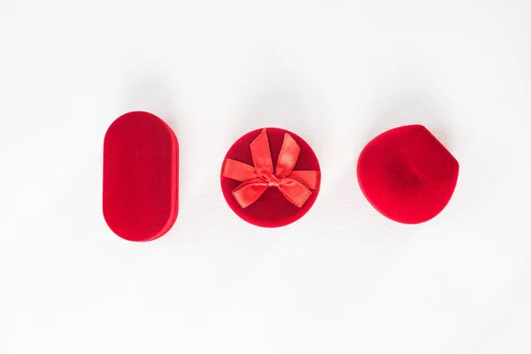 Három piros, zárt ékszerdobozt fehér háttérrel. Felülnézet — Stock Fotó
