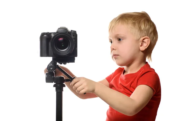 Ragazzo biondo gira video sulla fotocamera DSLR. Vista frontale. Fondo bianco, isolare — Foto Stock