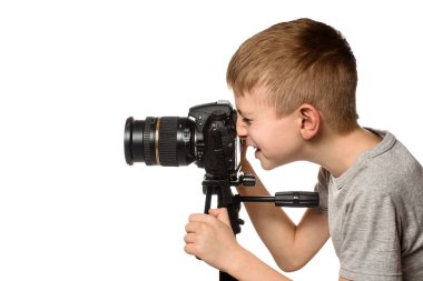 Gülümseyen öğrenci bir refleks kamera ile fotoğraf çeker. Yan görünüm. Beyaz arka plan