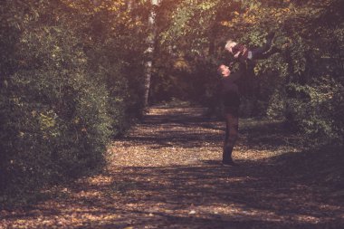 Babam sarışın oğlunu kustu. Mutlu bir çocukluk. Sonbahar ormanı