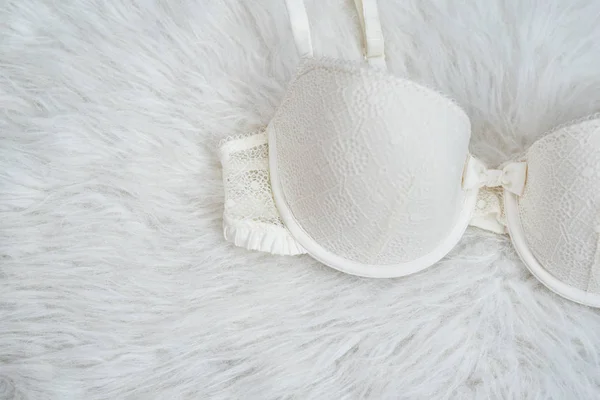 Parte corpiño beige con encaje en piel blanca. Ropa interior, concepto de moda. De cerca. — Foto de Stock