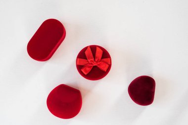 Beyaz arka planda kırmızı kapalı mücevher kutuları. Üst görünüm