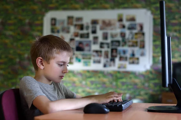 Школьник сидит за компьютером. Домашнее образование — стоковое фото