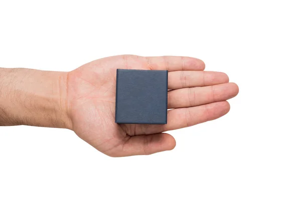 Nyílt férfi tenyér egy fekete négyzet doboz. Ajándék. Fehér háttér — Stock Fotó