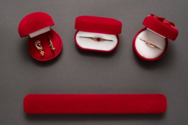 Siyah arka planda mücevherleri olan kırmızı mücevher kutuları. Üst görünüm