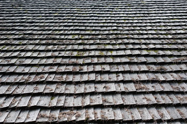 Oude dak gemaakt van grijze houten planken. Achtergronden en texturen — Stockfoto