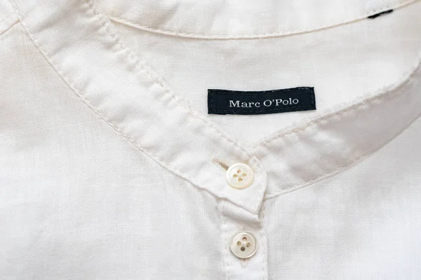 ХАРКИВ, УКРАИНА - 19 сентября 2019 года: Черный тэг Марко Поло на белой рубашке. Крупный план — стоковое фото