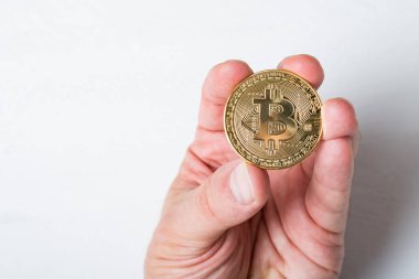 Erkek elinde Bitcoin para. Kapat.