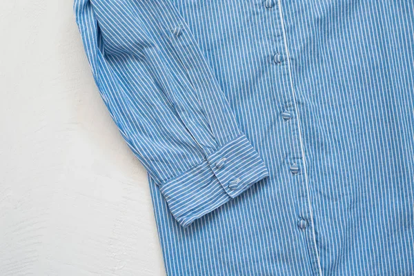 Рукав голубой полосатой рубашки. Концепция одежды. Детали одежды — стоковое фото