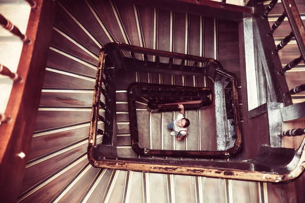 Mädchen steigt eine Wendeltreppe hinauf. direkt oben — Stockfoto