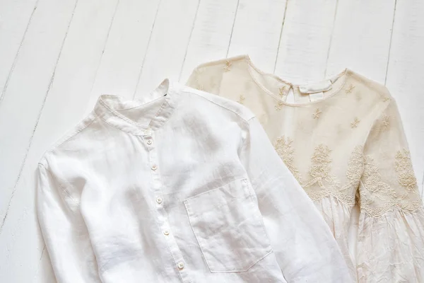 Blusa bordada e camisa branca em um fundo branco. Conceito de vestuário — Fotografia de Stock