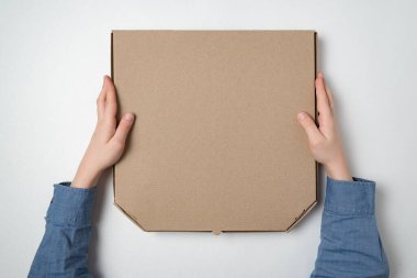 Pizza kutusu çocukların elinde, beyaz arka planda. Üst Manzara. Boşluğu kopyala