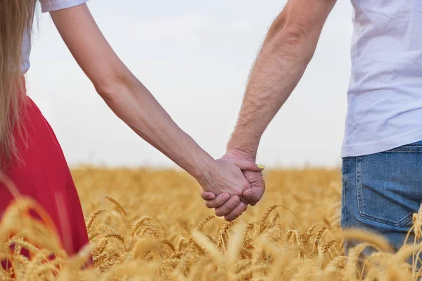 Молода Пара Пшеничному Полі Тримає Руки Вид Спереду Крупним Планом — стокове фото