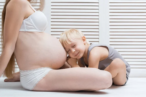 Mladá Krásná Těhotná Žena Nejstarší Syn Roztomilý Chlapec Naklonil Ucho — Stock fotografie