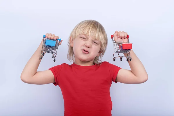Kind Met Grappig Gezicht Met Twee Speelgoedwinkelwagentjes Aankopen Voor Kinderen — Stockfoto