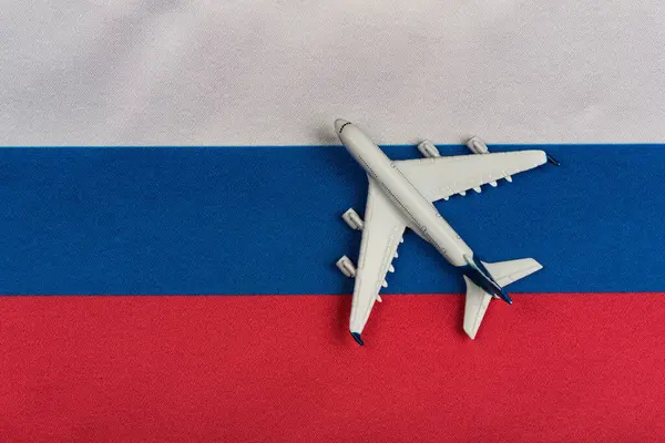 Flaga Federacji Rosyjskiej Samolot Zabawek Blisko Wznowienie Lotów Kwarantannie Otwarcie — Zdjęcie stockowe