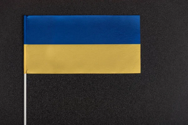 黒の背景にウクライナの国旗 ウクライナの国章 黄色と青の旗を閉じる — ストック写真